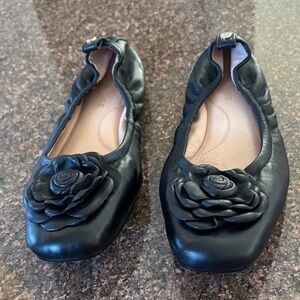 Taryn Rose Ladies Rosalyn Black Leather Flower Flats-6.5